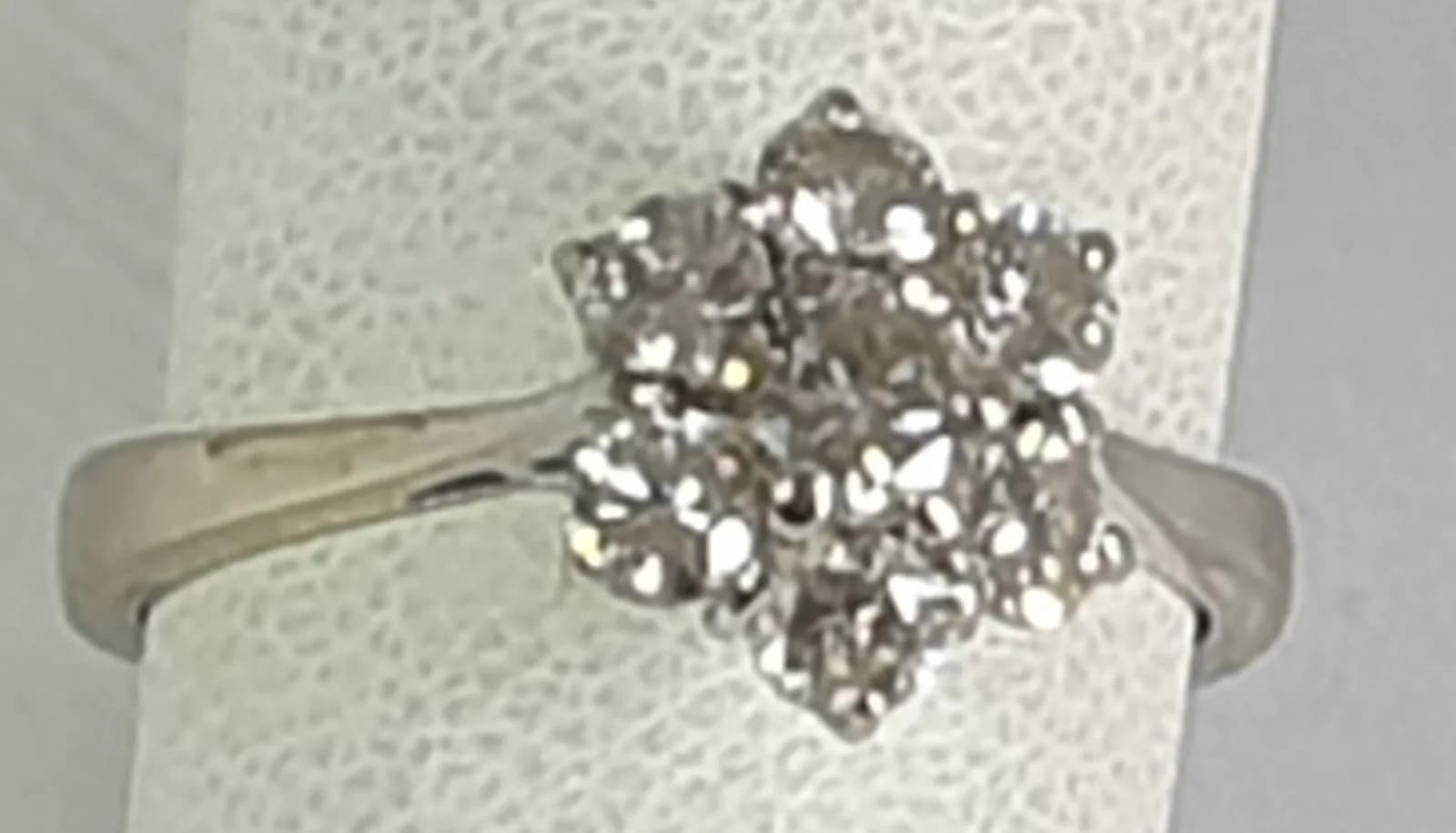 Anello a Fiore con Diamanti — foto 1 di 4