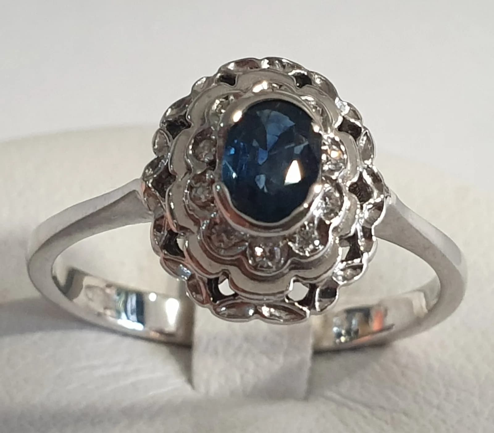 Anello con Zaffiro 0,30 ct e Diamanti — foto 1 di 4