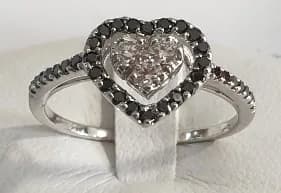 Anello a Cuore con Diamanti Bianchi e Neri — foto 1 di 4